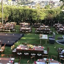 Vista panorámica del evento en el jardín